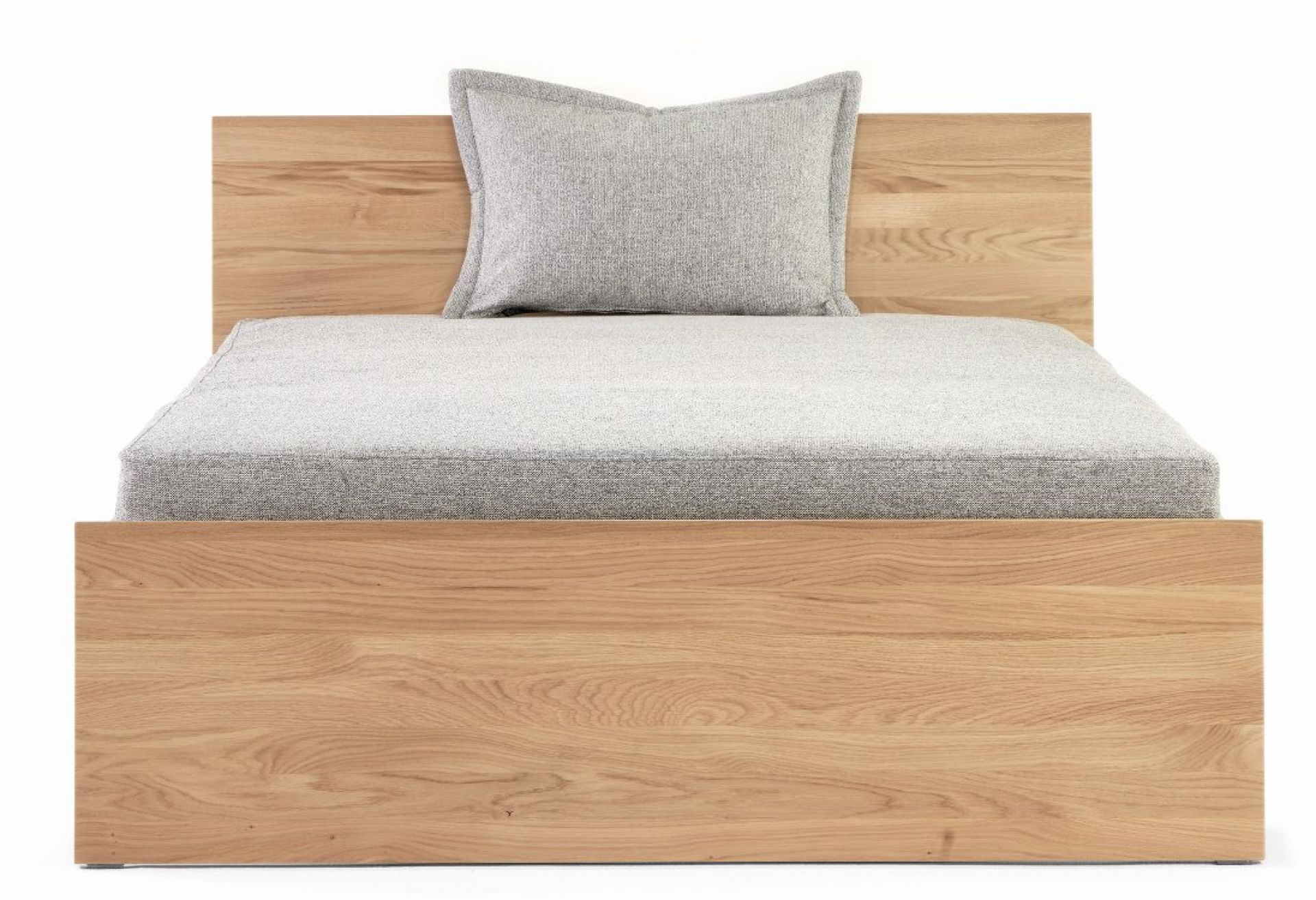 Stockholm Bett aus Eiche mit hohem Kopfteil und grauem Kissen. Modernes Design.